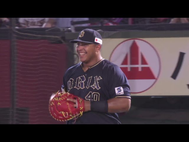 【6回裏】バファローズ・セデーニョ カメラマン席に身を乗り出しナイスキャッチで笑顔を見せる!!  2024年8月30日 東北楽天ゴールデンイーグルス 対 オリックス・バファローズ