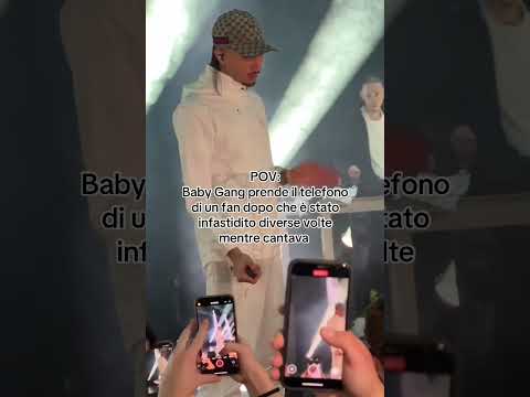 Baby Gang prende il telefono di un fan #trapitaliana #babygang #fan #concerto #telefono