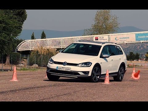 Volkswagen Golf Alltrack 2017 – Maniobra de esquiva (moose test) y eslalon | km77.com