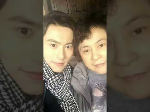 Fighting Zhang Zhehan and Zhang Mama. Who shoulder? who cry? maybe both are be a shoulder to cry on.