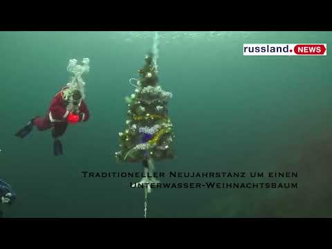 Traditioneller Neujahrstanz um einen Unterwasser Weihnachtsbaum