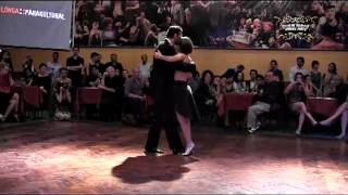 Exhibición de tango en milonga Parakultural por Maria Olivera y Gustavo Benzecry Sabá