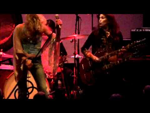 Lez Zeppelin - The Song Remains The Same