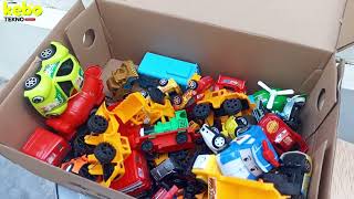 Bermain dan Menemukan Mainan Mobil Mobilan Di Dalam Kardus, Bus tayo, Lightning Mcqueen Sliding Cars