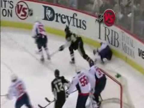 Evgeni Malkin levels Alex Ovechkin