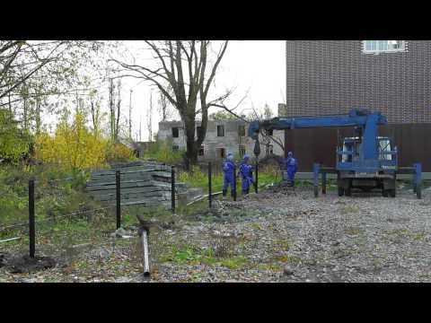 Механический монтаж винтовых свай «Фундэкс» под ограждение