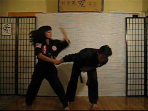 女性の護身術（後ろチョーキング）