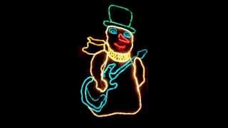 Bonhomme de Neige qui chante Mon Beau Sapin de Roch VOISINE (unplugged).wmv