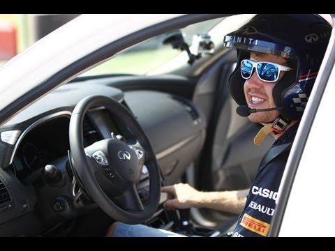 Sebastian Vettel au volant de l'Infiniti FX Vettel Edition