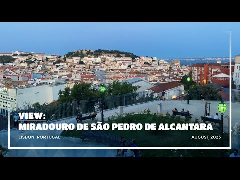 Vista do pôr do sol do Miradouro de São Pedro de Alcântara em Lisboa, Portugal.