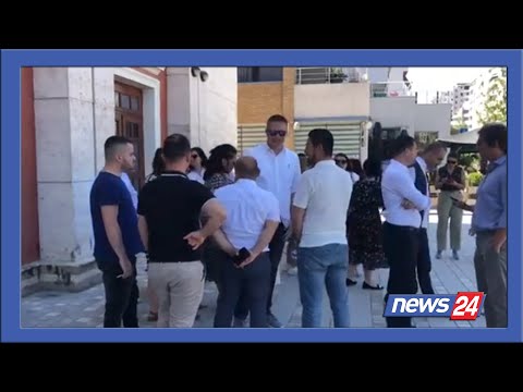 Përplasja në Vlorë, Leli bllokon derën e Teatrit “Petro Marko”. Çfarë po ndodh
