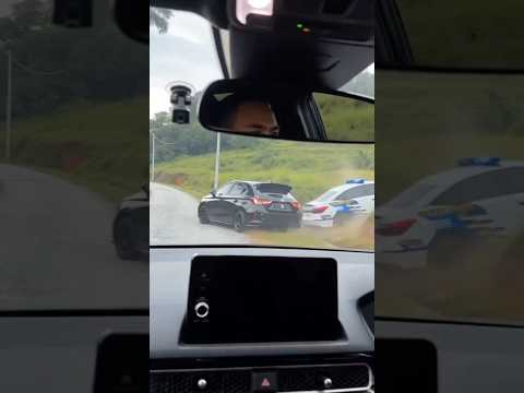 Sebuah kereta dikejar polis ikut laluan kampung