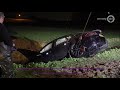 VIDEO | Supersnelle Tesla vliegt over sloot in Tiel: twee inzittenden gewond