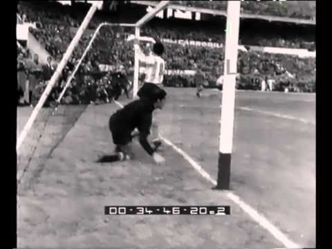 A soccer match between the Argentine and Spanish national teams; the Spanish team wins.