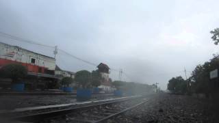 preview picture of video 'suatu sore yang basah dan dingin di stasiun kereta api sidoarjo'