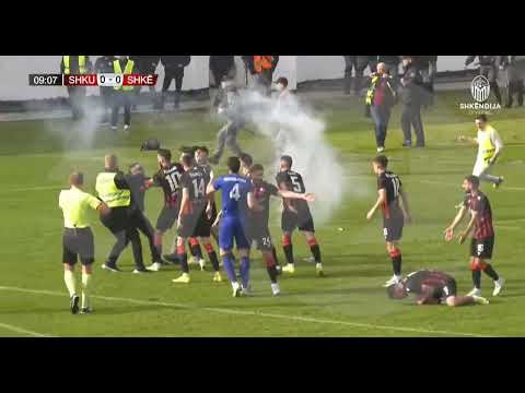 TENSIONE NË NDESHJEN  SHKUPI - SHKËNDIJA! TIFOZËT FUTEN NË FUSHË,NDËRHYN POLICIA