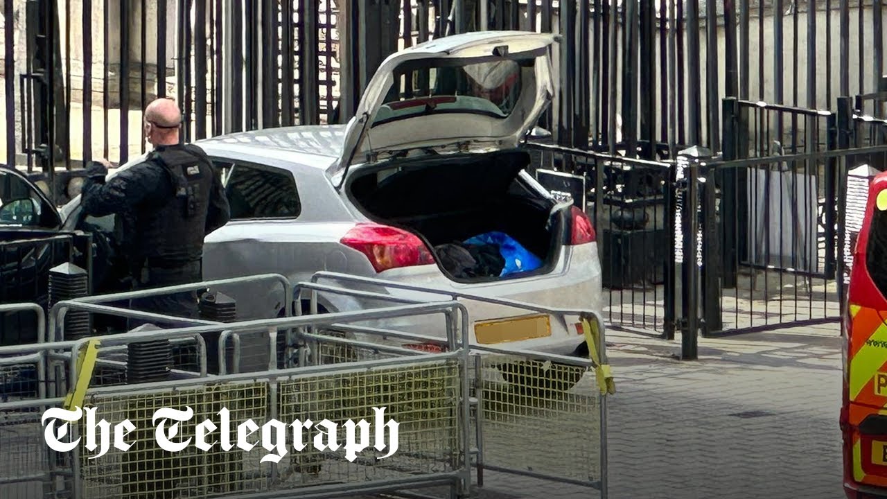 Verrouillage de sécurité n ° 10 après un accident de voiture dans la porte de Downing Street à «environ 2 mph»
