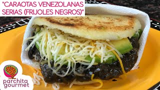 Caraotas Venezolanas SERIAS: Arepita con caraotas, aguacate y queso.