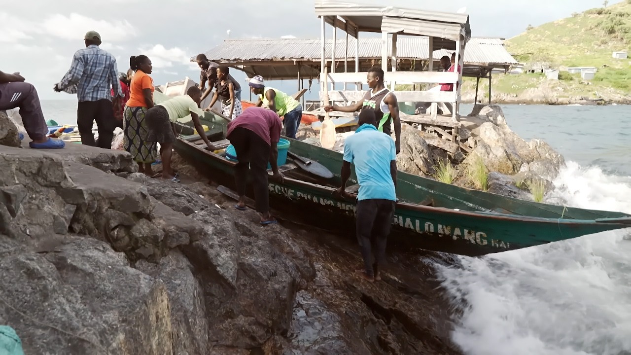 Kenya, Between Flood and Burning Sun | Deadliest Journeys