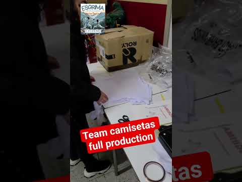Preparando las camisetas para los deportistas que compiten en el ranking escolar 2026