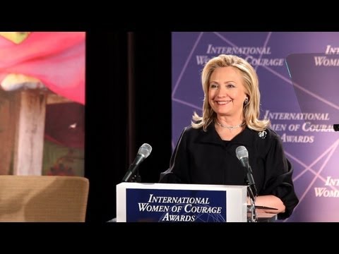 克林頓國務卿在2012年國際婦女勇氣獎頒獎典禮上的講話。 (Secretary Clinton at the 2012 International Women of Courage Award Ceremony)