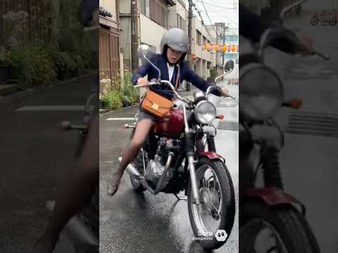 シートが激しく振動して転げ落ちるバイク女子