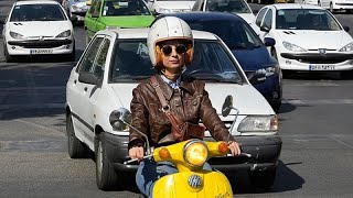 Immer mehr Frauen fahren in Teheran Motorrad und loten Irans rechtliche Grenzen aus