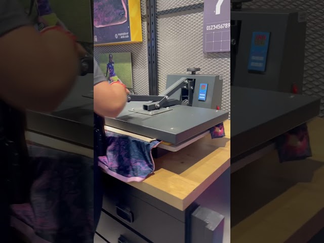 Vídeo relacionado con DEREGALOOS Toalla Personalizada con Nombre y Equipo de fútbol. Regalos Personalizados fútbol Cádiz. Regalo Original para Aficionados del Fútbol. Regalo Mundial futbolistas.