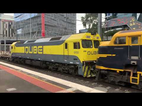 QUBE Long Island Steel Train With Locos VR B74 QUBE G532