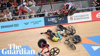 Matt Walls oltre il parapetto del velodromo ai Commonwealth Games di Birmingham 2022