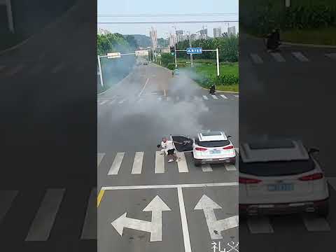 车辆行驶途中突然自燃。危急时刻，路过的洒水车秒变&ldquo;消防车&rdquo;灭火。赞了！｜中国大陆　消防　火灾　车祸　救援
