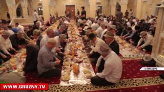 На протяжении священного месяца Рамадан каждый желающий в Чечне может прийти в мечеть на ифтар 