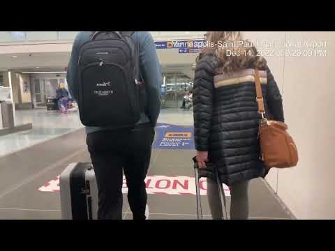 Portão C2 para aluguel de carro no Aeroporto Internacional de Minneapolis-Saint Paul, 14 de dezembro de 2022