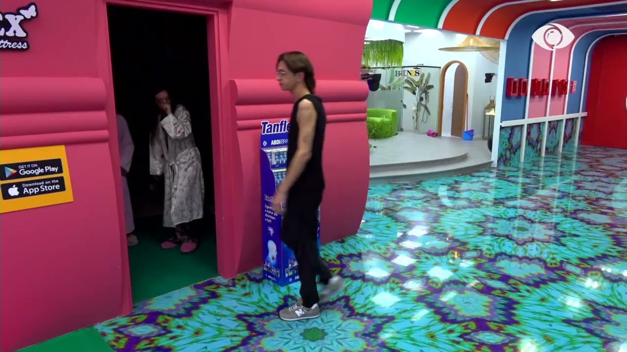 Gjesti tremb Vserlon teksa hyn në dhomën e gjumit