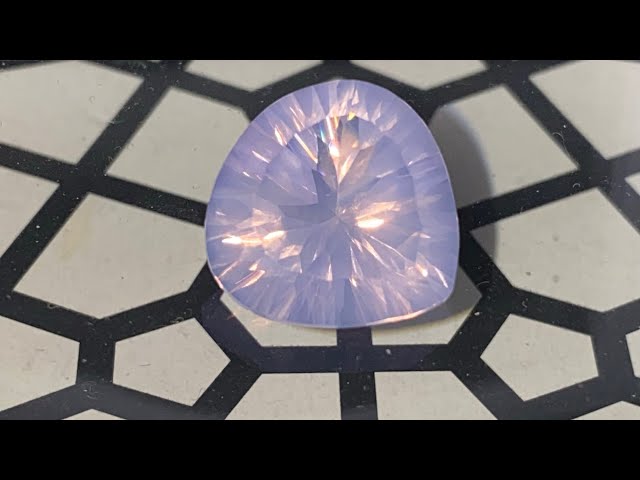 لافيندر كوارتز بارزيلي طبيعي (غير معالج) 9.8 قيراط