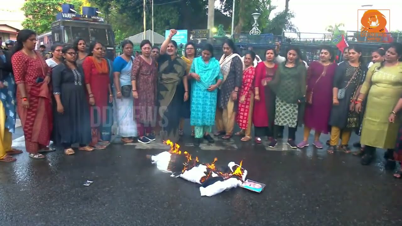 മുഖ്യമന്ത്രി വിഡി സതീശ​ന്റെ കോലം കത്തിച്ച് മഹിളാ മ?