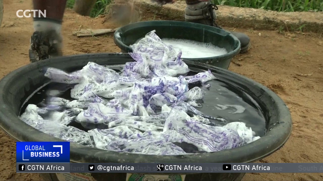 MÓDA NAMÍSTO ODPADU : NÁPAD NIGERIJSKÉHO PODNIKATELE NA KREATIVNÍ RECYKLOVÁNÍ