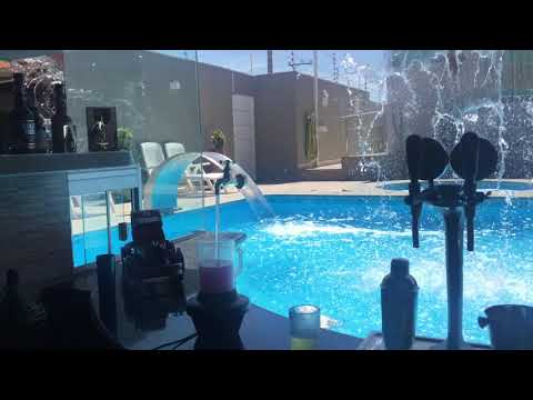 PISCINA BAR MOLHADO COM CHOPEIRA