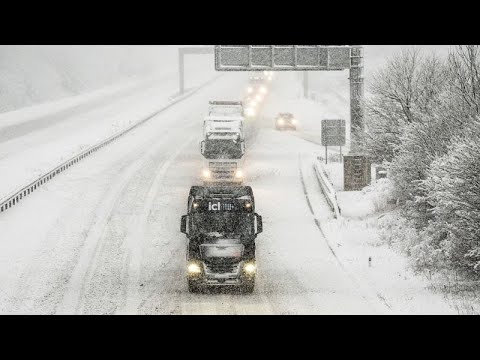 Extreme Winterwetter: Flugausfälle und Verkehrschaos in Deutschland und Europa