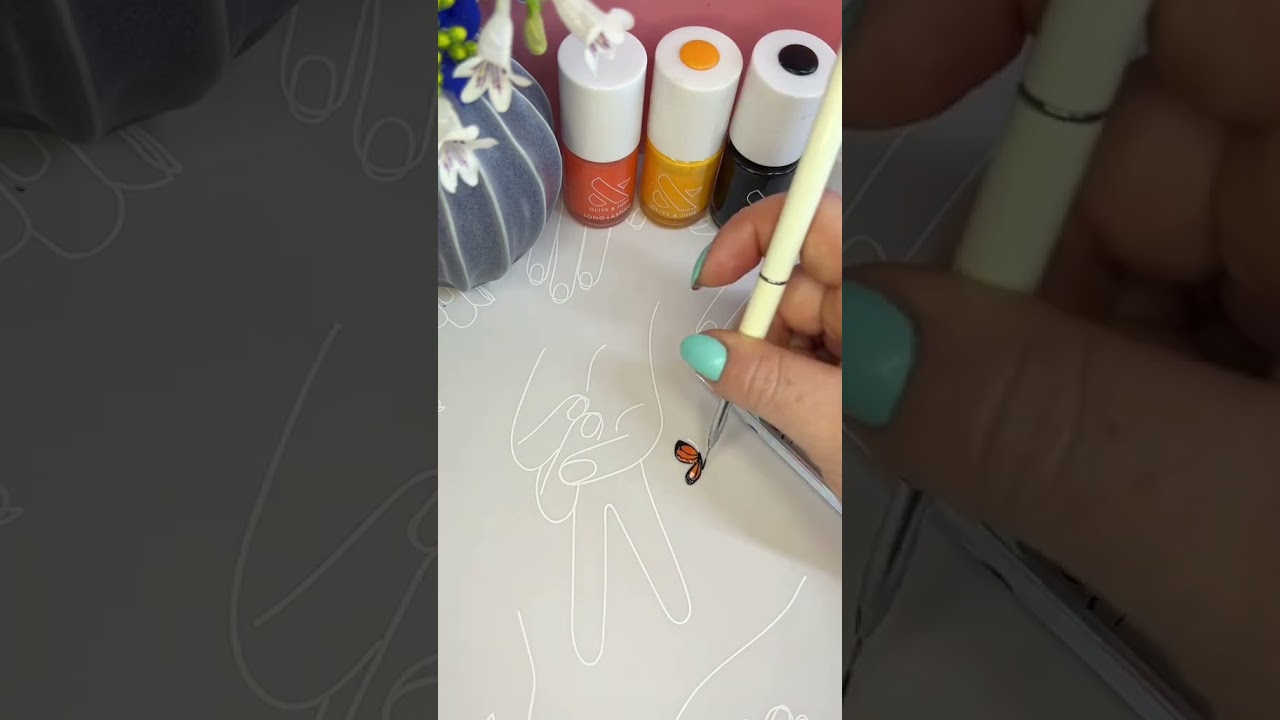 The silicone painting mat & @mani.of.the.moment making DIY nail art a breeze.