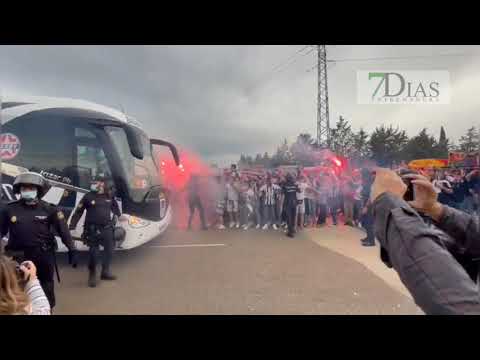LLEGADA DEL AUTOBÚS DEL CD BADAJOZ AL ESTADIO NUEVO VIVERO