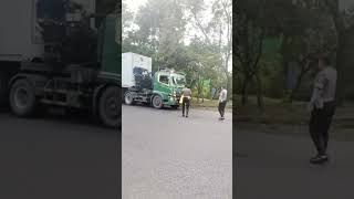 Download lagu POLISI Bagikan Makanan untuk Buka Puasa ke Sopir Truk mp3 Download lagu POLISI Bagikan Makanan untuk Buka Puasa ke Sopir Truk mp3