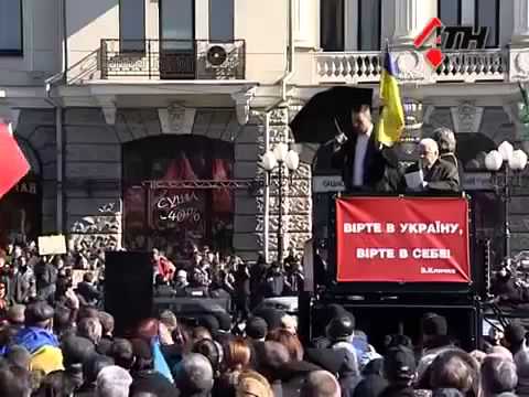 Виталия Кличко забросали яйцами   Eggs thrown at Vitali Klit 1