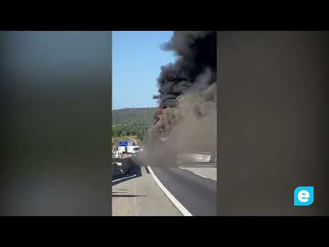 Crema un autobús a l'AP-7 a la Jonquera