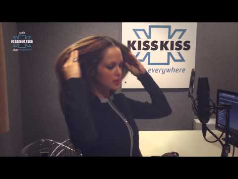 Il saluto hot di Adriana agli ascoltatori di Radio Kiss Kiss