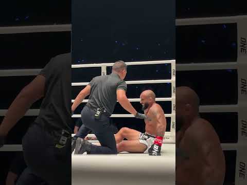 ベン・ウーリスの強烈なカーフキック😱💥