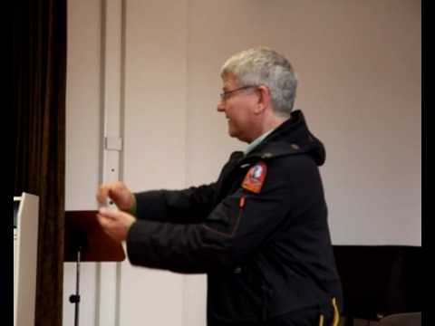 Kabarettist Werner Koczwara im Schiller-Gymnasium Heidenheim