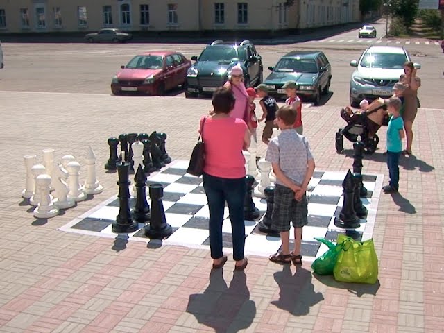 В обнимку с шахматным ферзём