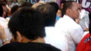 preview picture of video 'Kapuso GMA Star Alfred Vargas Mobbed and Injured in show stampede!!!'