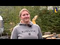 Ongerwaeg ziet twee vlaggen op een huis in Vredepeel - 22 oktober 2020
